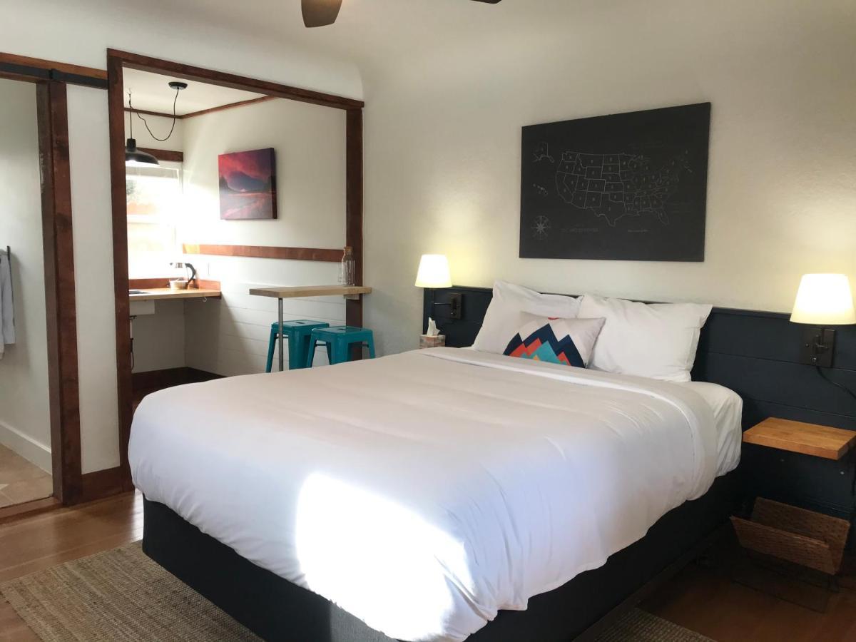 Left Coast Lodge - Pet Friendly Sisters Exterior photo